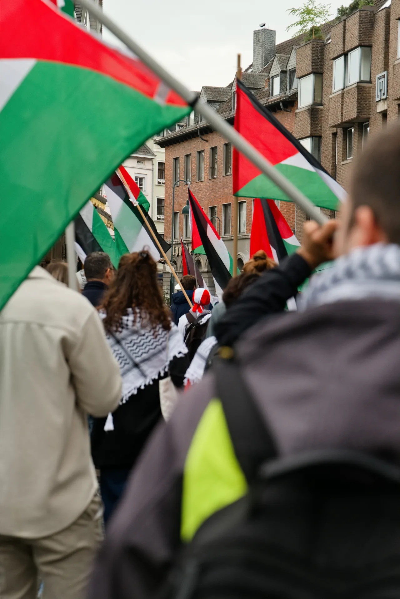 Menschen auf einer Demonstration mit palästinensischen Flaggen